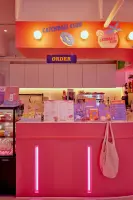 핑크빛 레트로 팝 도넛카페 카운터 인테리어